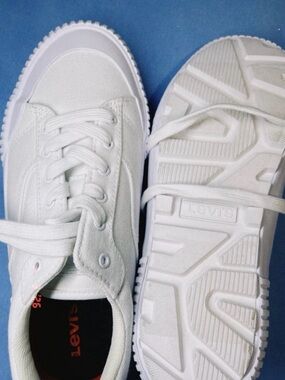 New NIB Levi’s Emma White Mono Chunky Canvas Sneakers Size 7.5
